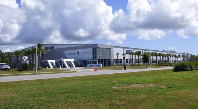 Primeira fábrica da OneWeb Satellites, inaugurada na Flórida (Foto: Jeff Foust/SpaceNews)