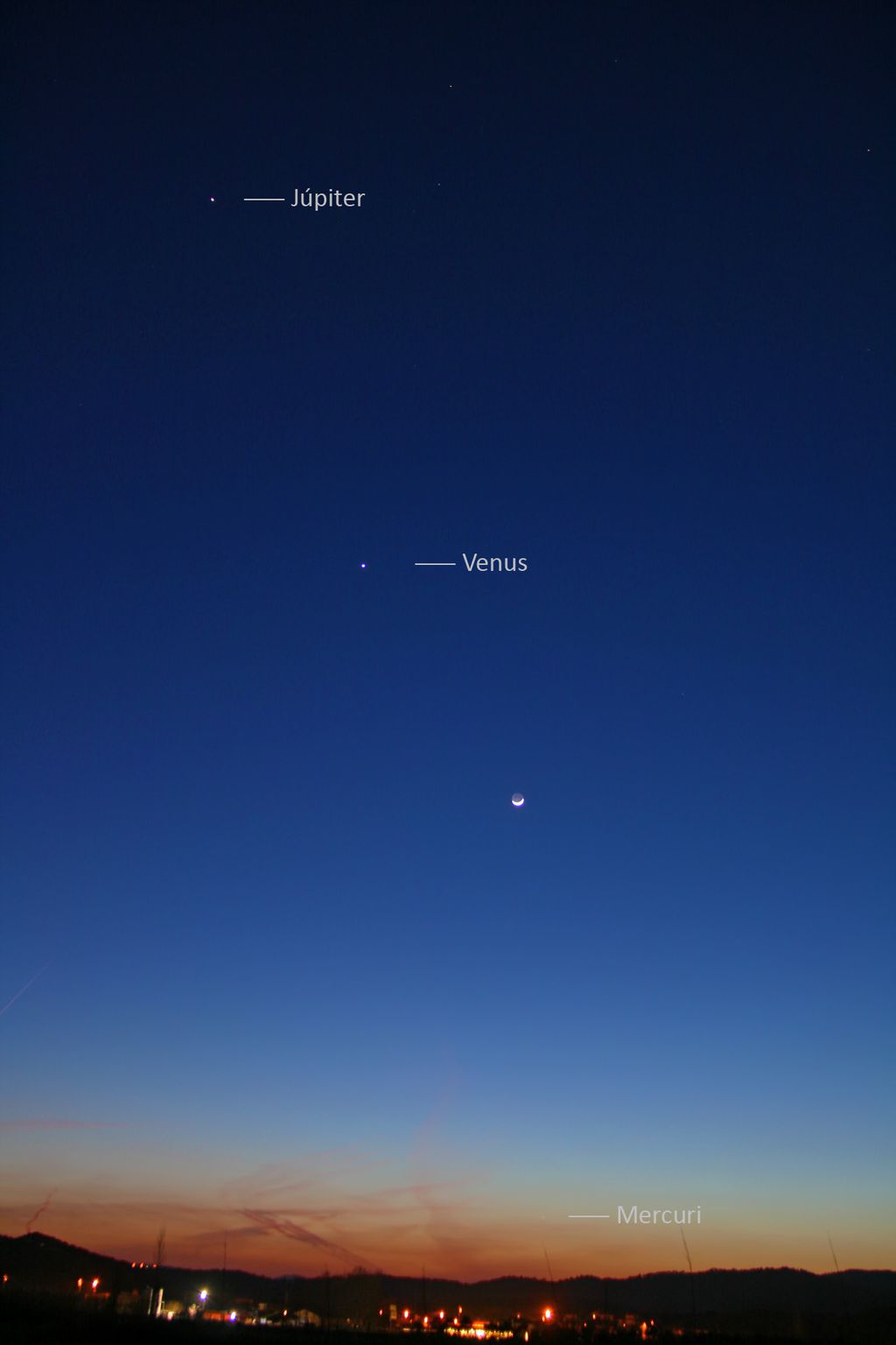 Na foto, vemos uma conjunção entre Lua, Vênus, Júpiter e Mercúrio que aconteceu em 2012 (Foto: Francesc Pruneda)