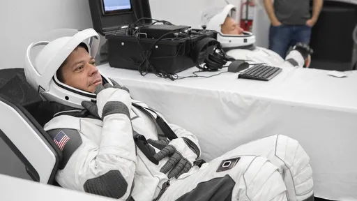 Designer do novo traje espacial da SpaceX para a NASA também fez traje do Batman