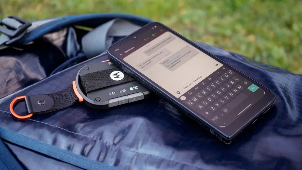 Equipado com uma das novidades da MediaTek para a MWC 2023, o Motorola Defy 2 é o primeiro smartphone do mercado a ter suporte à comunicação via satélite da gigante (Imagem: Divulgação/Motorola)