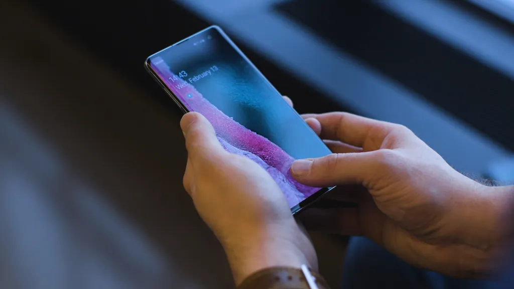 Samsung prepara tela com leitor biométrico em todo o display para 2025 (Imagem: Reprodução/The Verge)