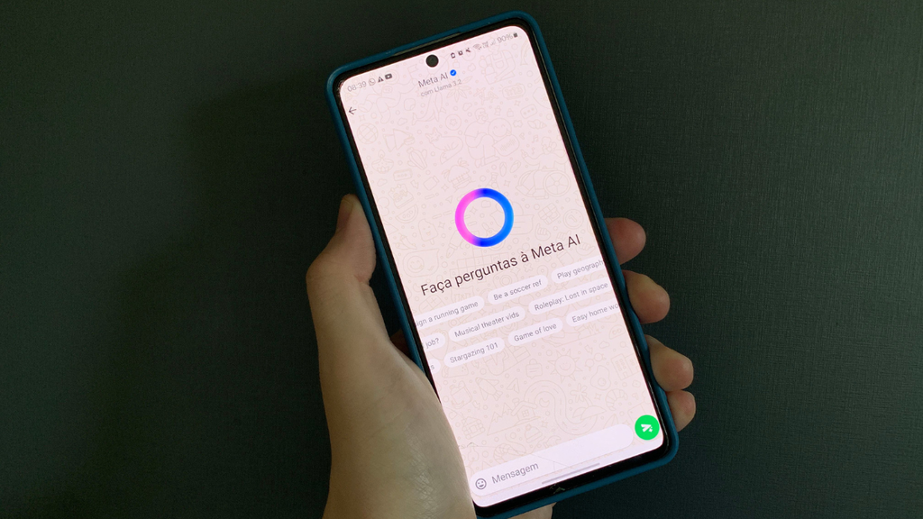 Mão segura celular com o Meta AI aberto
