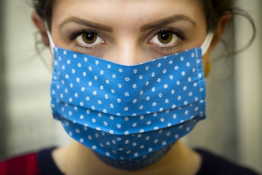 Recomendação é que, por enquanto, apenas infectados e pessoas em contato com esses infectados usem máscara em casa (Christo Anestev/Pixabay)