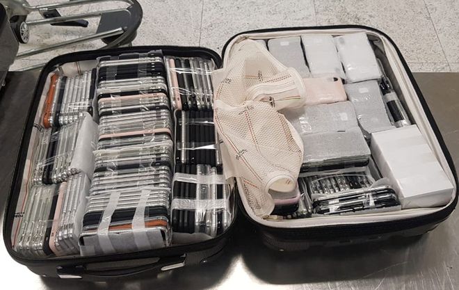 Passageiro transportava 246 iPhones três malas (Foto: Receita Federal)