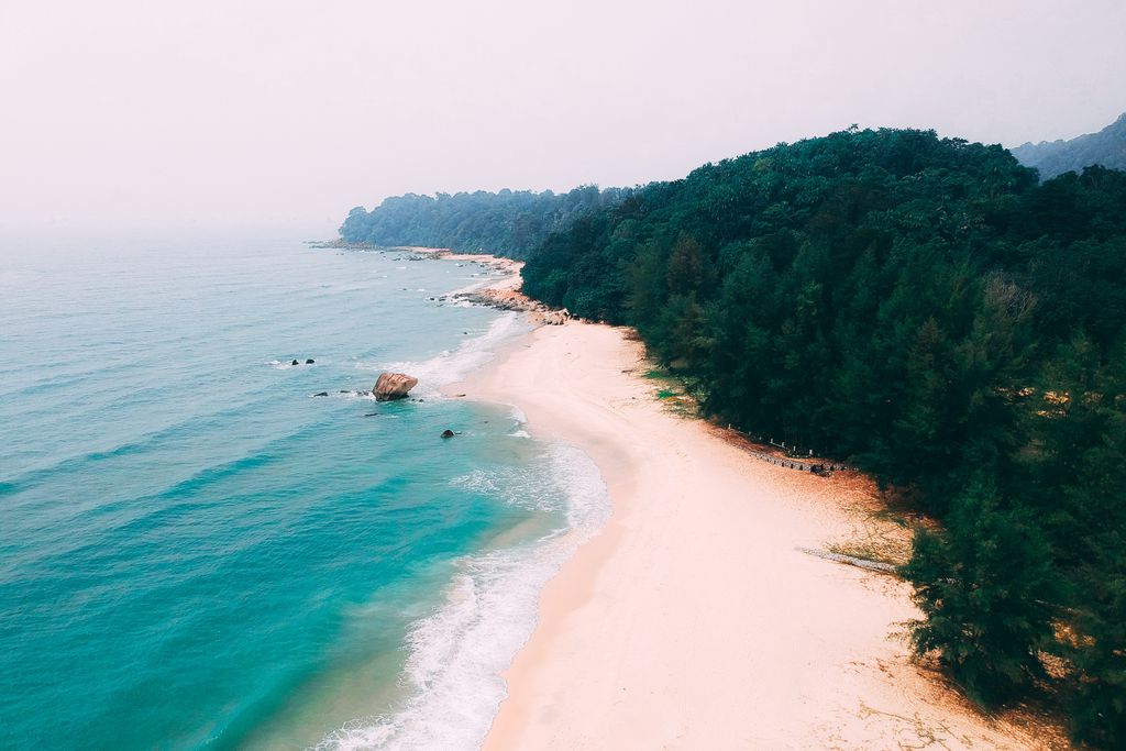 As faixas de areia das praias são formadas pelos sedimentos transportados pelos rios até a costa e também pelos sedimentos trazidos pelo mar (Imagem: Reprodução/Pok Rie/Pexels)