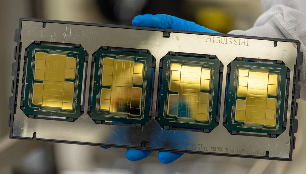 GPUs Intel Ponte Vecchio finalizadas, com 47 chiplets diferentes, fabricados nos processos Intel 7 e TSMC N7 e N5 (Imagem: Stephen Shankland/CNET)