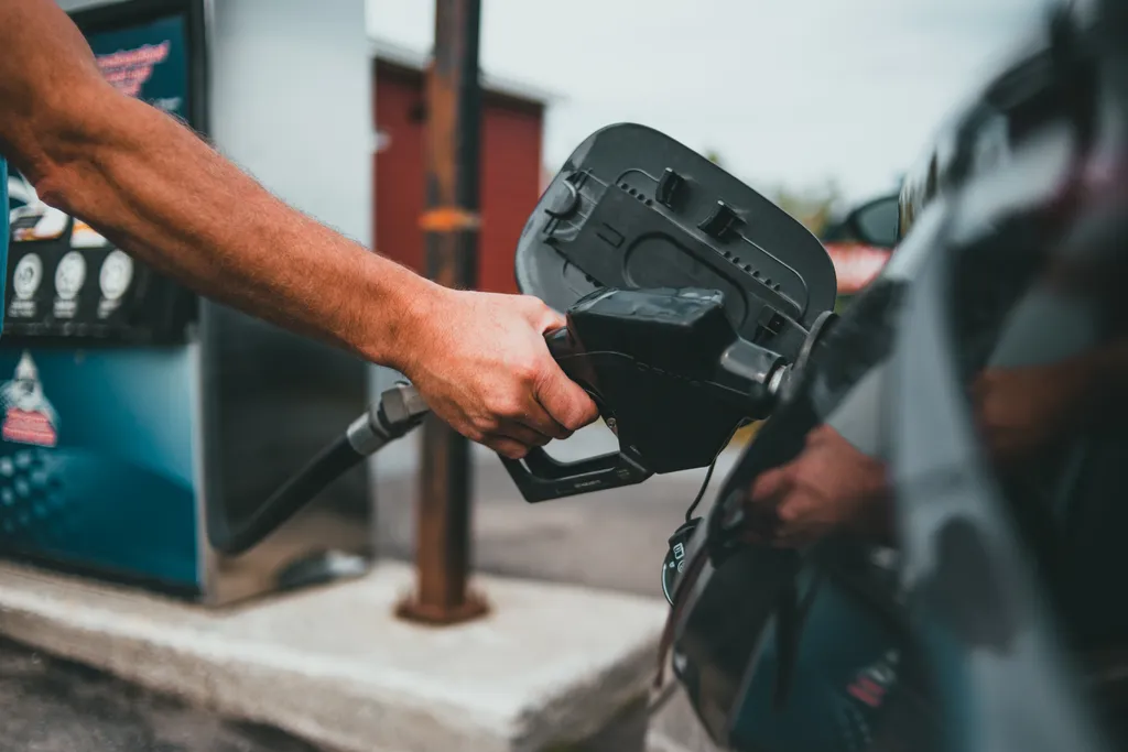 Golpe da bomba fantasma apenas "finge" que combustível está sendo levado ao tanque do carro (Imagem: Erik Mclean/Unsplash/CC)