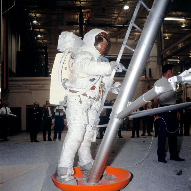 Armstrong participando de uma simulação do pouso na Lua (Imagem: NASA)