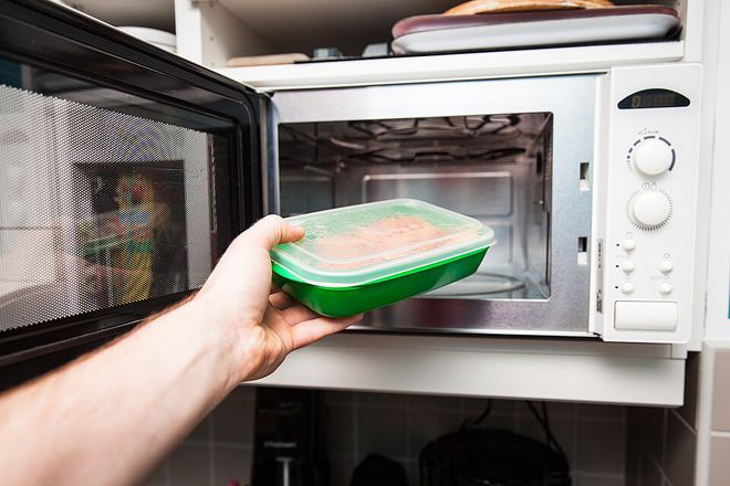 Pessoa usando forno de micro-ondas