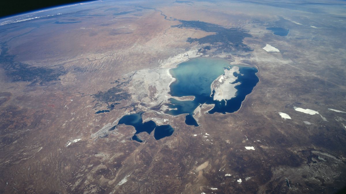 Quarto maior lago do mundo se transforma em deserto; veja mudanças