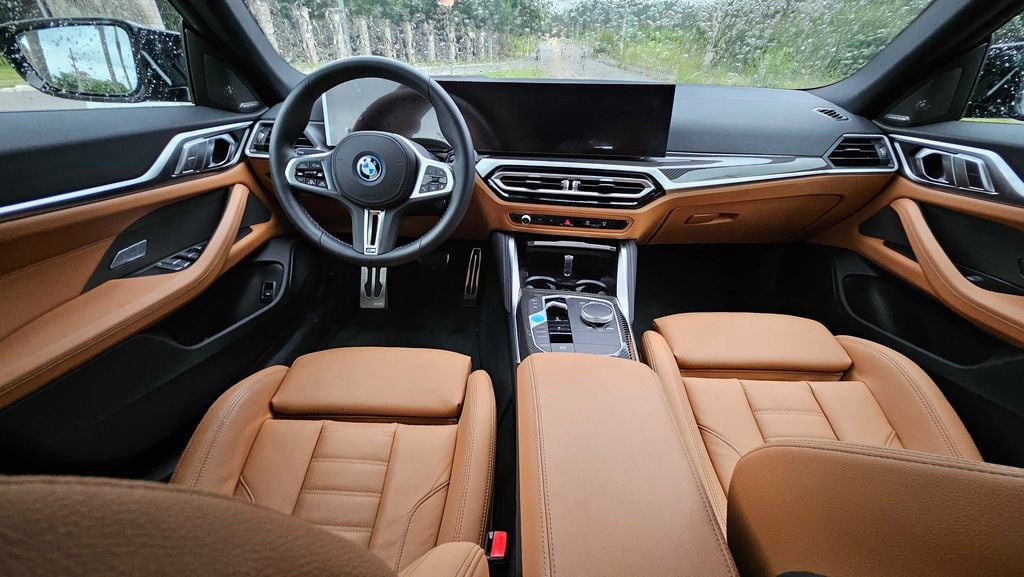 Sedan elétrico da BMW é bastante confortável para quem se acomoda nos bancos da frente (Imagem: Paulo Amaral/Canaltech)