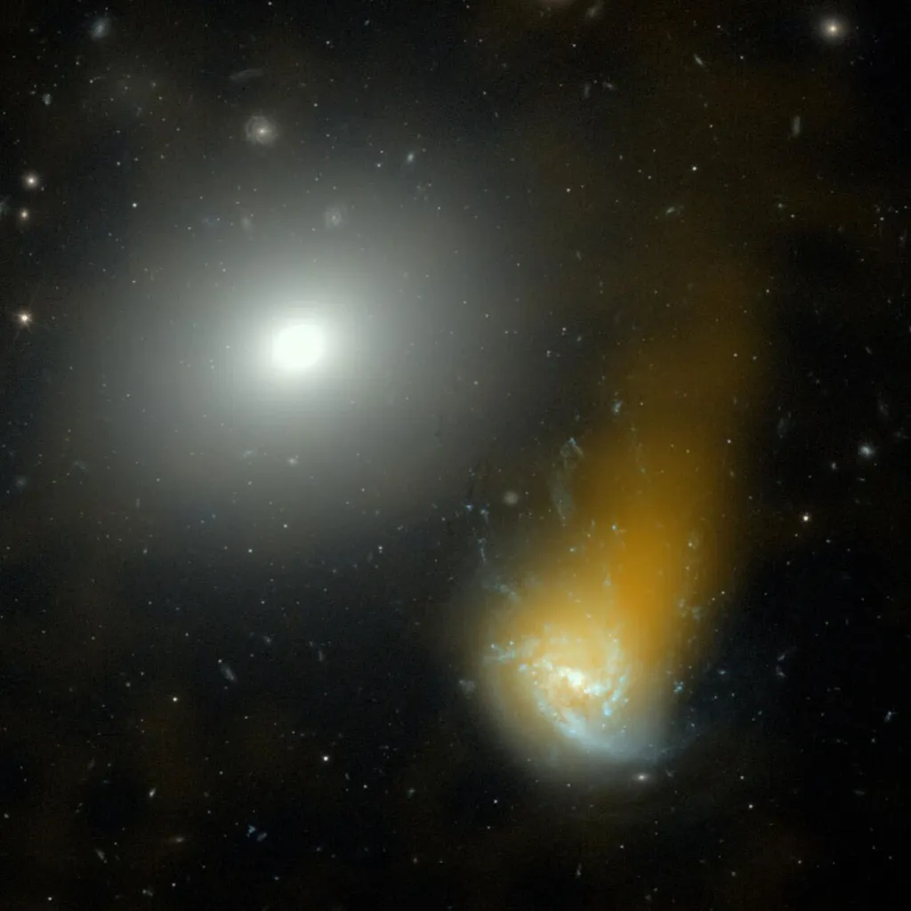 As observações em ondas de rádio também podem ser combinadas com as de luz visível, como esta imagem da galáxia NGC 4858, colorida pelas imagens do telescópio Hubble (Imagem: Reprodução/Ian Roberts)