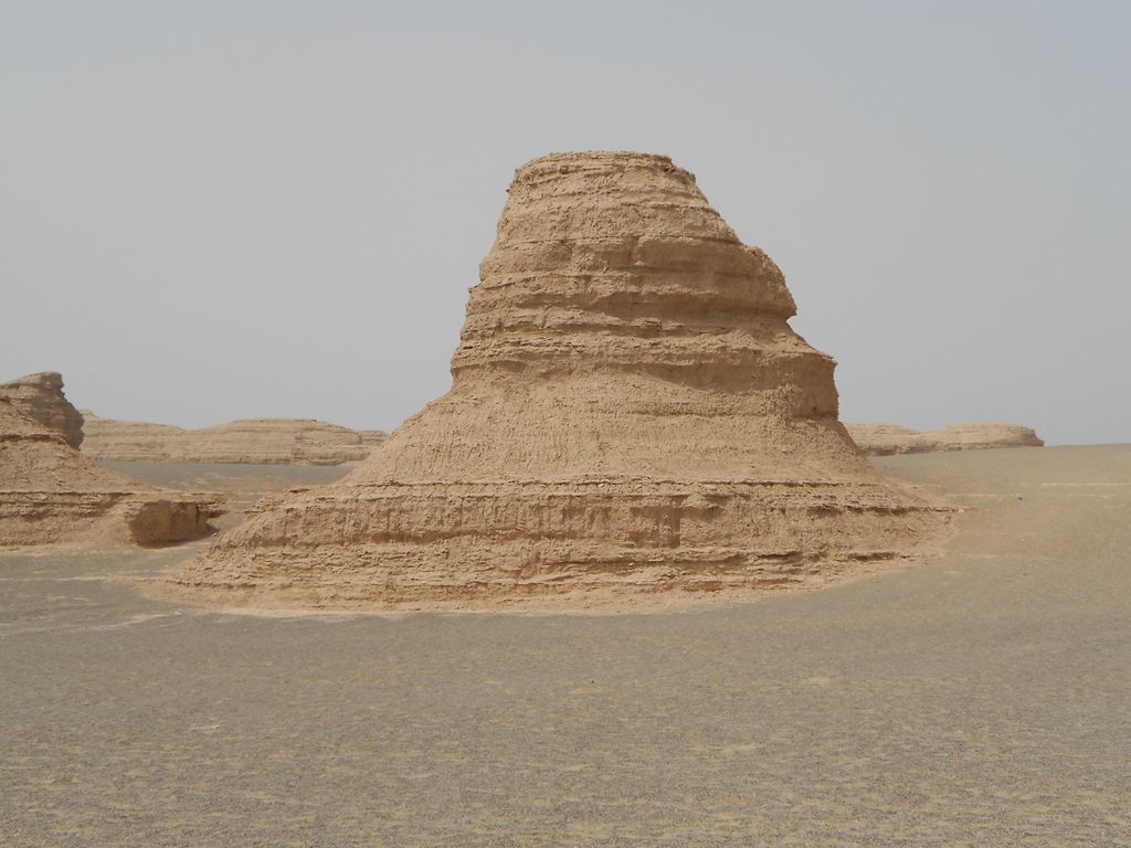 Um yardang nas formações rochosas do Geoparque Nacional Dunhuang Yardang, em Xinjiang, no oeste da China (Imagem: Drgkl/CC-BY-3.0)