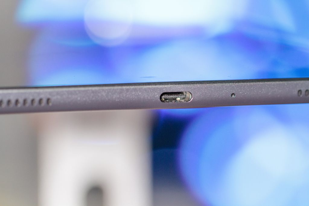 Carregamento do Samsung Galaxy Tab A7 10,4'' é feito através do conector USB-C (Imagem: Ivo/Canaltech)