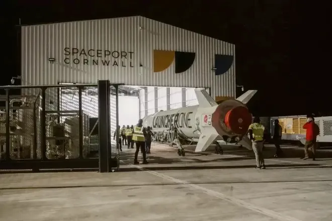 Foguete LauncherOne em preparação para a missão Start Me Up (Imagem: Reprodução/Spaceport Cornwall)