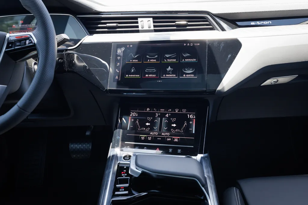 Cockpit da Audi é bem tecnológico, mas falta internet (Imagem: Ivo Meneghel/Canaltech)