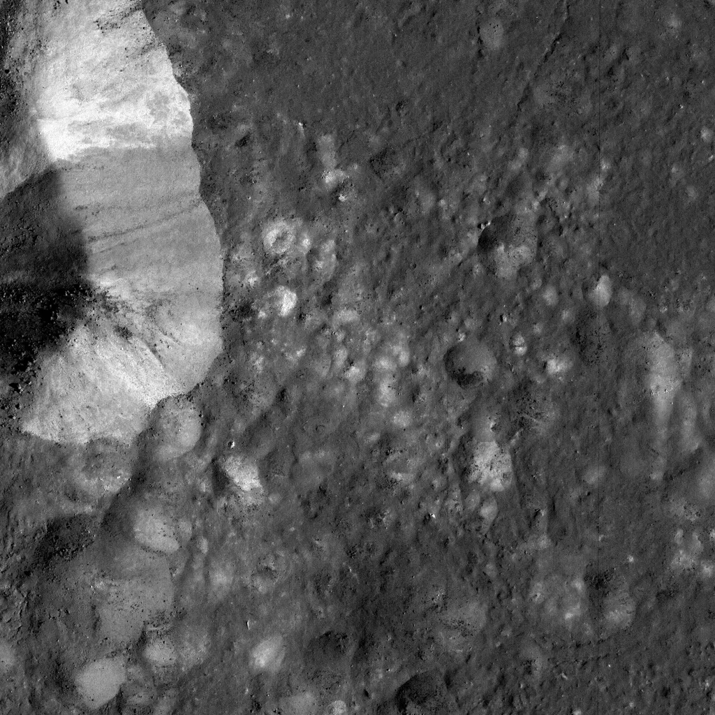 Pico da cratera Aristarchus no lado esquerdo da foto (Imagem: Reprodução/NASA/KARI/ASU)