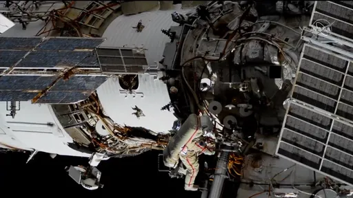 Cosmonautas fazem spacewalk e preparam a ISS para a chegada de novo módulo russo