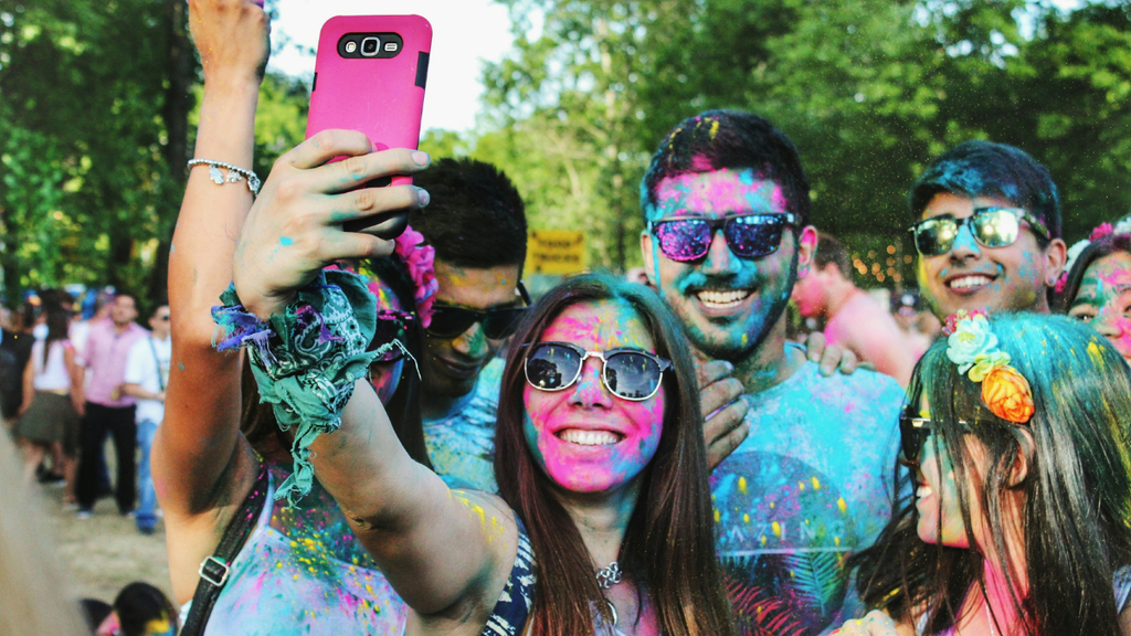 jovens tirando uma selfie