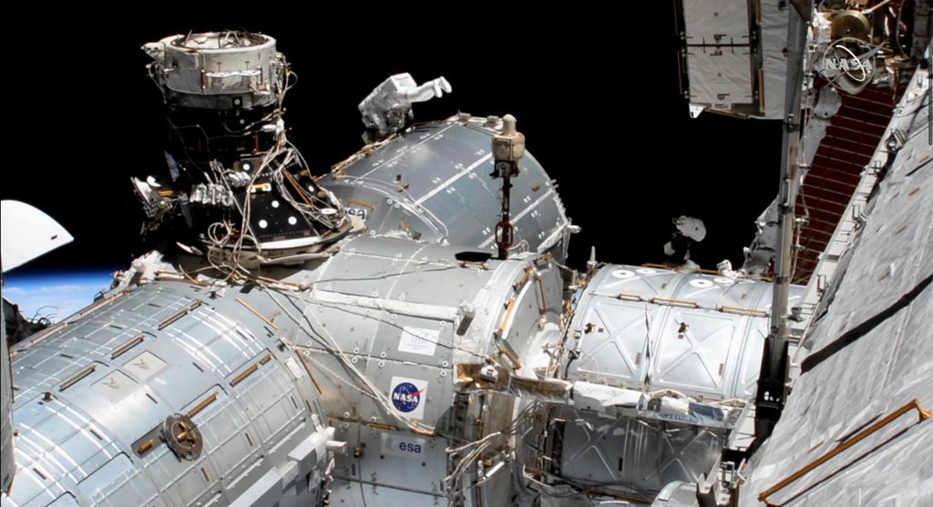 Durante os procedimentos, os astronautas expandiram as capacidades científicas da estação (Imagem: Reprodução/NASA)