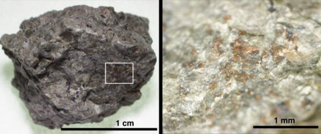 Um fragmento do meteorito ALH84001 e uma área ampliada (à direita) que mostra os grãos de carbonato, na cor laranja (Imagem: Koike)