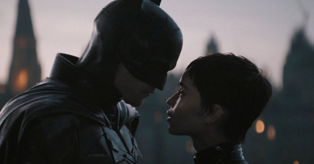 O tão esperado encontro entre Batman e Mulher-Gato pode ser adiado por causa do avanço da variante Ômicron (Imagem: Reprodução/Warner Bros)