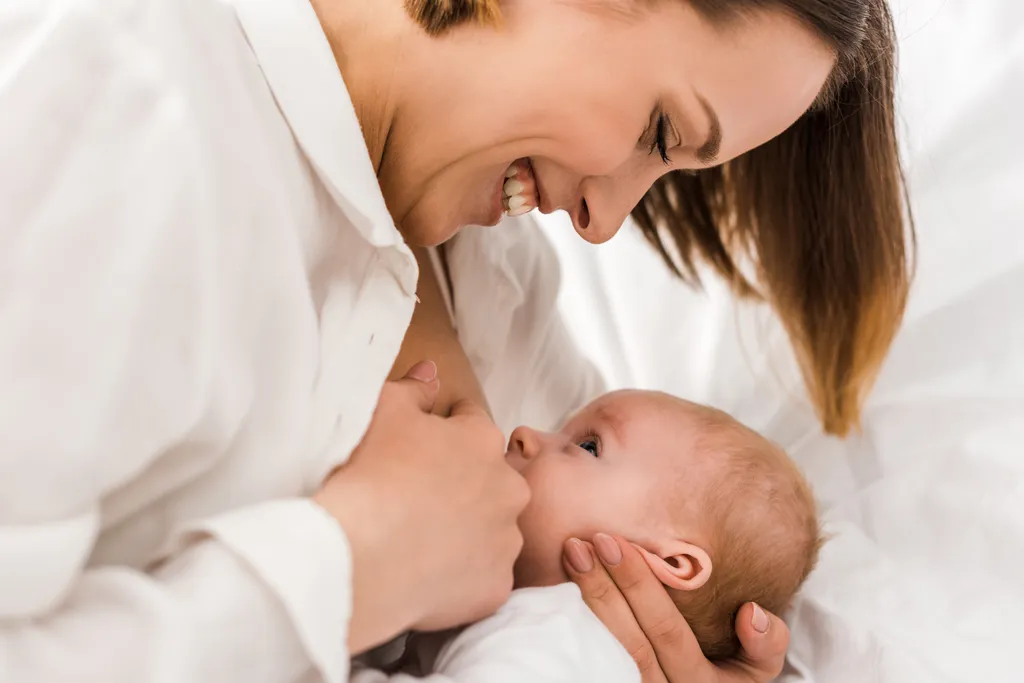 Outro momento importante da ocitocina no corpo é durante a amamentação: quando há menos sucção pelo bebê ou o mamilo é invertido, o spray de ocitocina pode ajudar (Imagem: LightFieldStudios/Envato Elements)