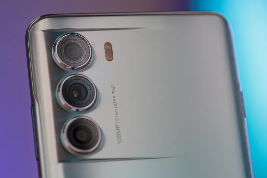 As câmeras do Moto G200 são bastante sensíveis e podem riscar facilmente (Imagem: Moto G200/ Canaltech)