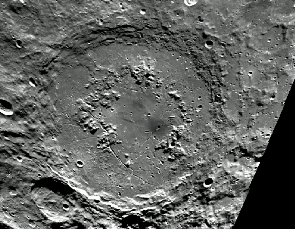 As bacias lunares, com mais de 300 km de diâmetro, parecem ter sido formadas pelo impacto de planetesimais (Imagem: Reprodução/NASA)