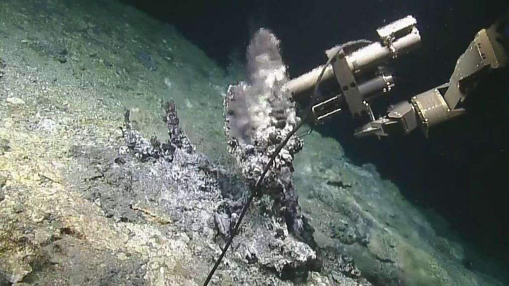 Fluidos hidrotermicos liberados pelas chaminés na profundeza de oceano, a partir da interação entre a água do mar com rochas quentes (Imagem: Reprodução/Ocean Exploration Trust/Nautilus Live)