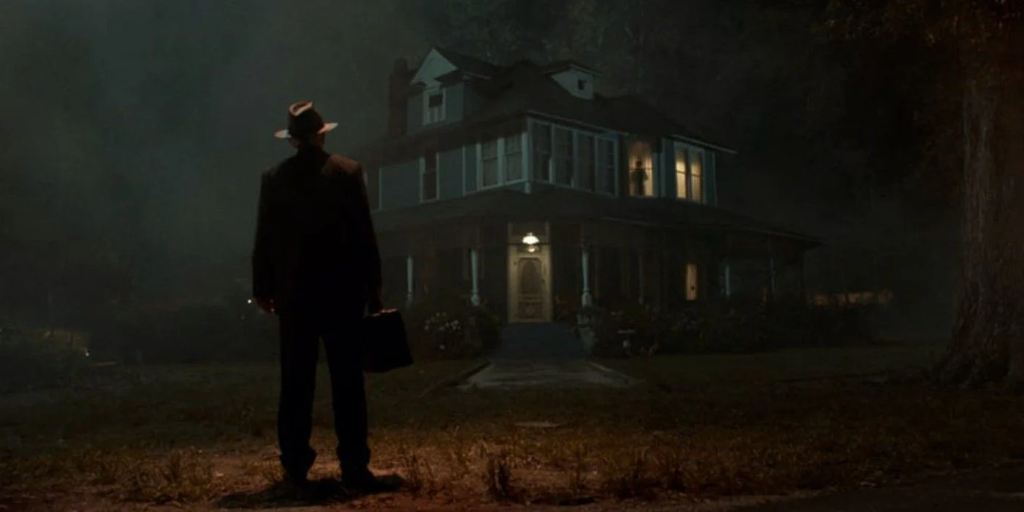 Imagem de Invocação do Mal 3, que mostra uma referência do novo filme ao clássico O Exorcista (Imagem: Reprodução/Warner Bros.)