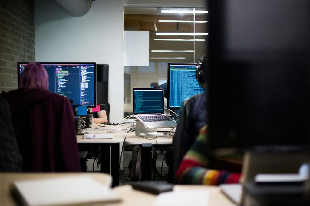 n8n permite automatizar tarefas do dia a dia com flexibilidade (Imagem: Hack Capital/Unsplash)