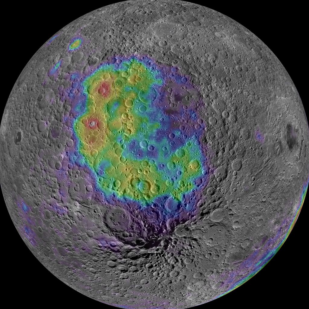 Destaque das diferentes concentrações de tório na bacia do Pólo Sul-Aitken; as áreas em vermelho indicam maior presença, e as em roxo e cinza, menor (Imagem: Reprodução/NASA/LRO/Lunar Prospector/D. Moriarty)