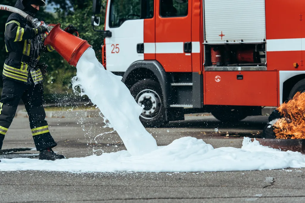 O uso de PFAS é quase essencial em casos como as espumas anti-incêndio utilizadas por bombeiros, uma das classes mais afetadas pela substância (Imagem: LightFieldStudios/Envato)