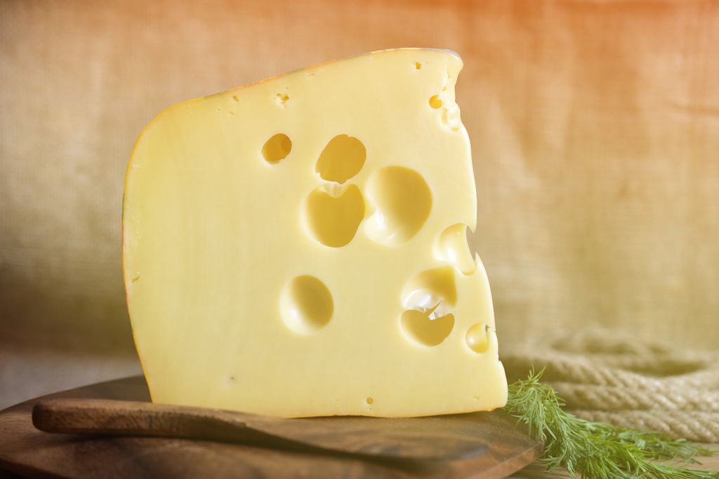 O queijo sólido já é gostoso, mas o derretido chama muito mais a atenção e realça o paladar — mas porque? (Imagem: twenty20photos/Envato)