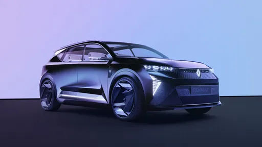 Renault revela Scénic Vision, conceito de carro movido a hidrogênio