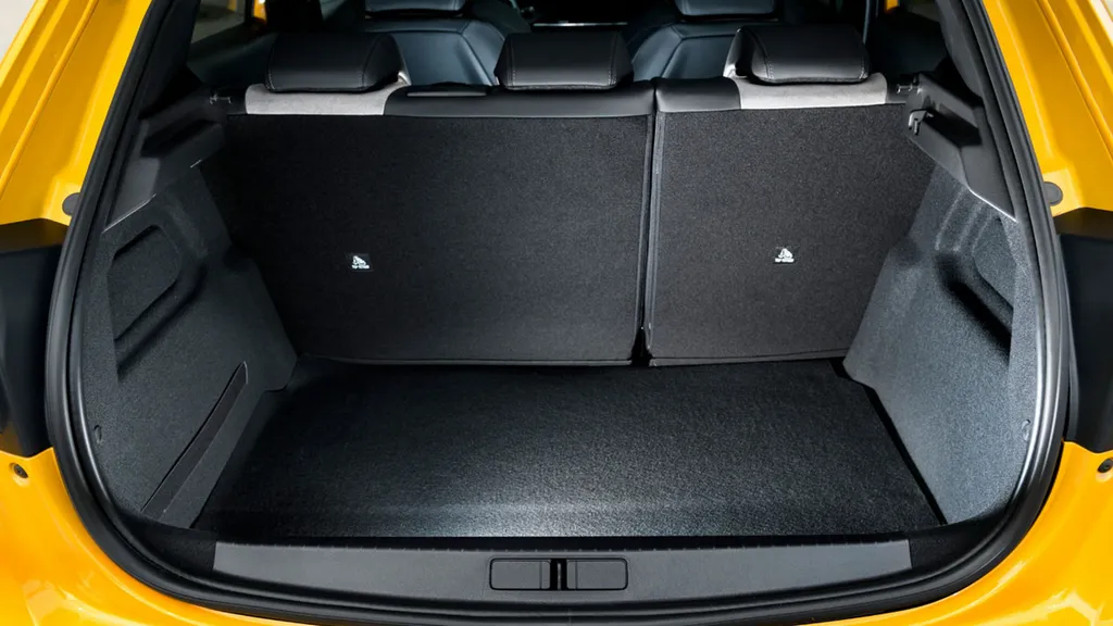 Porta-malas do e-208 GT é menor do que o Renault Zoe (Imagem: Divulgação/Peugeot)