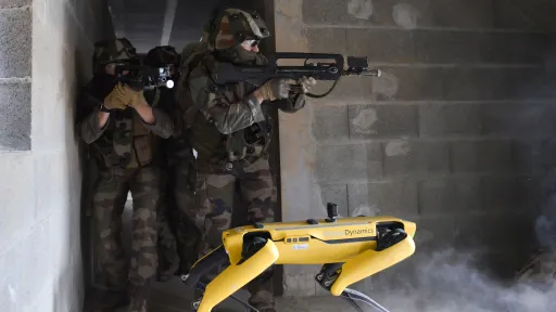 Robô-cão da Boston Dynamics é usado em treinamentos de militares franceses