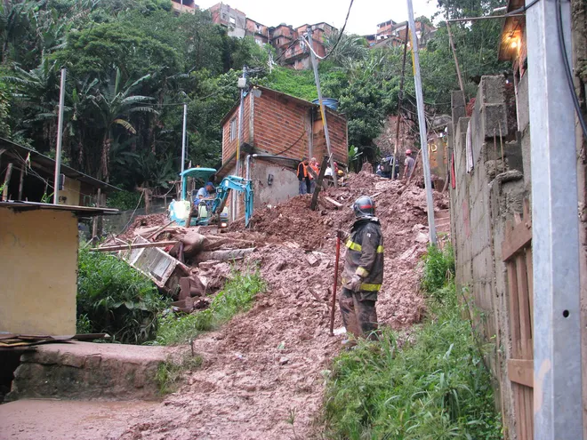 Os deslizamentos em encostas podem causar mortes e dano material em áreas urbanas, exigindo intervenções como obras de infraestrutura para evitar ou mitigar os desastres (Imagem: Mílton Jung/CC BY 2.0)