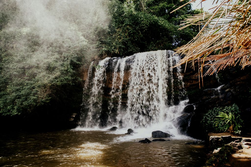 A cabeça d'água é um fenômeno natural que ocorre em uma cachoeira após intensa chuva na cabeceiro do rio (Imagem: Reprodução/Unsplash/Jonathan Borba)