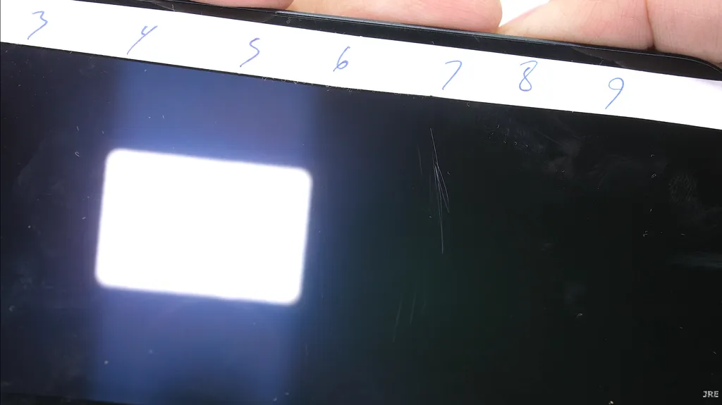 O Ceramic Shield do iPhone 14 mostra resistência a riscos superior a vidro temperado comum — note os riscos quase imperceptíveis no nível 6, e as marcas menos intensas no nível 7 (Imagem: JerryRigEverything/YouTube)