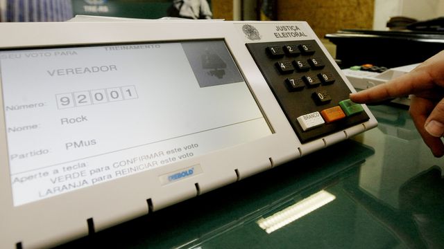 Especialista garante que as urnas eletrônicas podem ser hackeadas