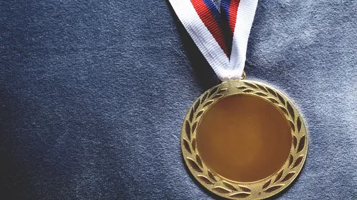 Por que atletas olímpicos mordem as medalhas?