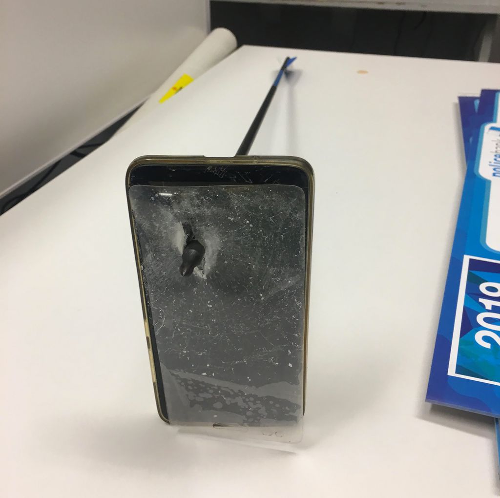 O que sobrou do celular que foi atingido pela flecha (Imagem: Polícia de Nova Gales do Sul)