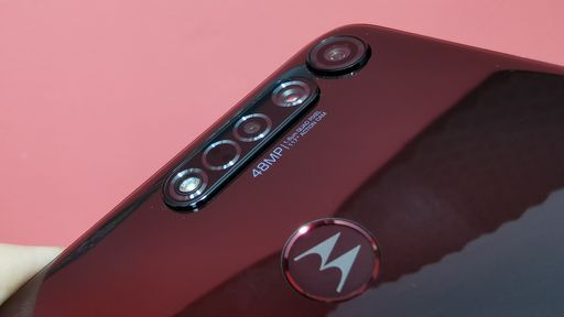 Moto G8: vazamento mostra novo visual com furo na tela e três câmeras