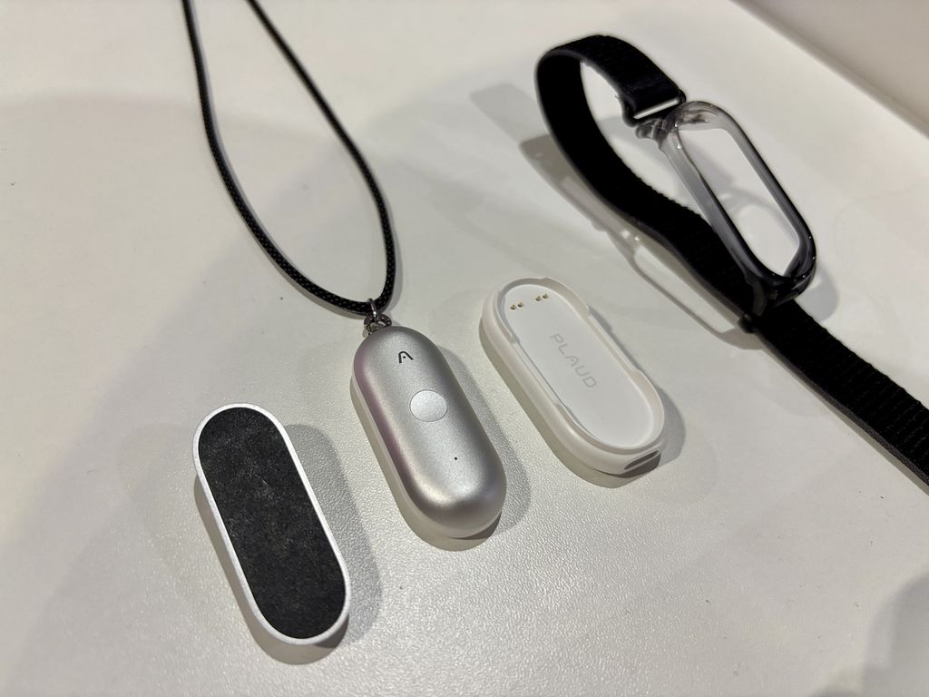 Plaud NotePin possui acessórios para usá-lo como cordão, pingente ou pulseira (Imagem: Bruno De Blasi/Canaltech)
