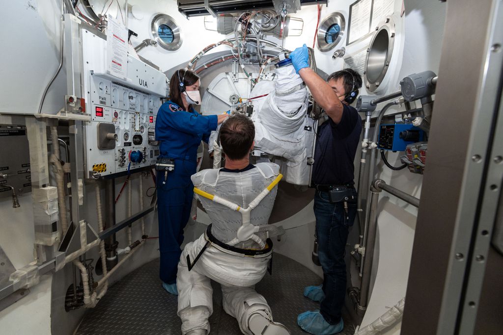 O astronauta Thomas Pesquet, da ESA, vestindo seu traje da Unidade de Mobilidade Externa (Imagem: Reprodução/NASA/Robert Markowitz)