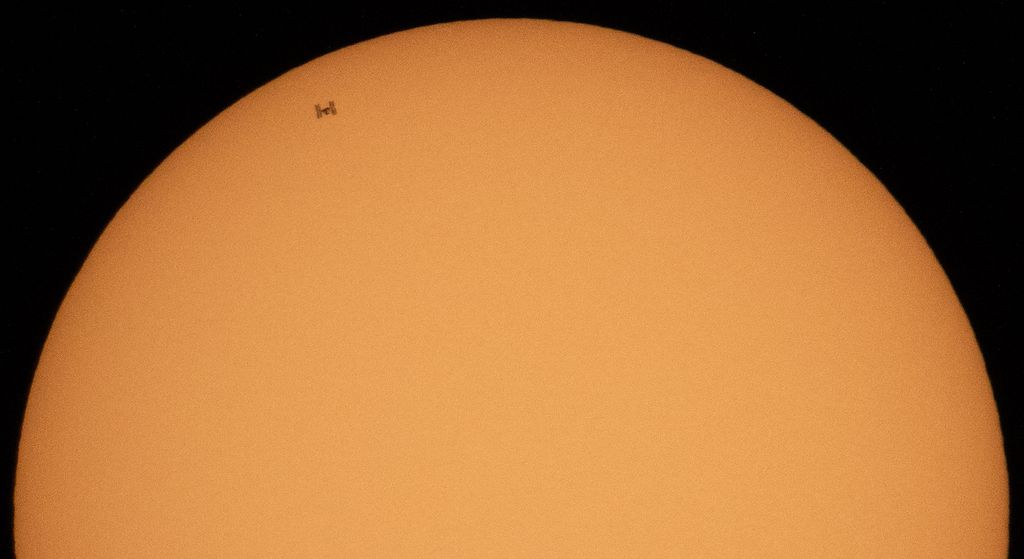 Estação Espacial Internacional passando em frente ao Sol (Imagem: Reprodução/NASA)