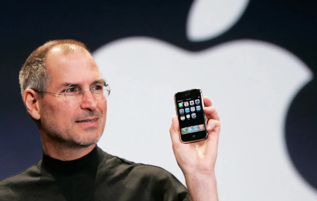 Steve Jobs ao lado do primeiro iPhone lançado em 2007 (Foto: Paul Sakuma/AP)