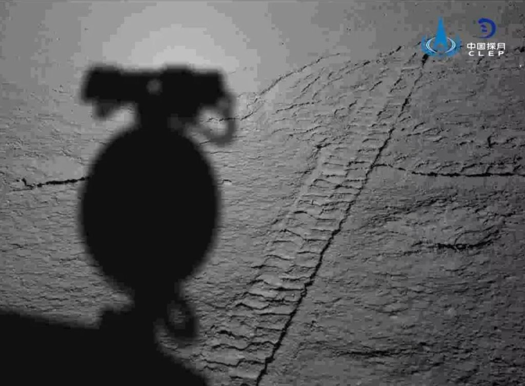 Sombra e rastro das rodas do Yutu-2 (Foto: CLEP/CNSA)